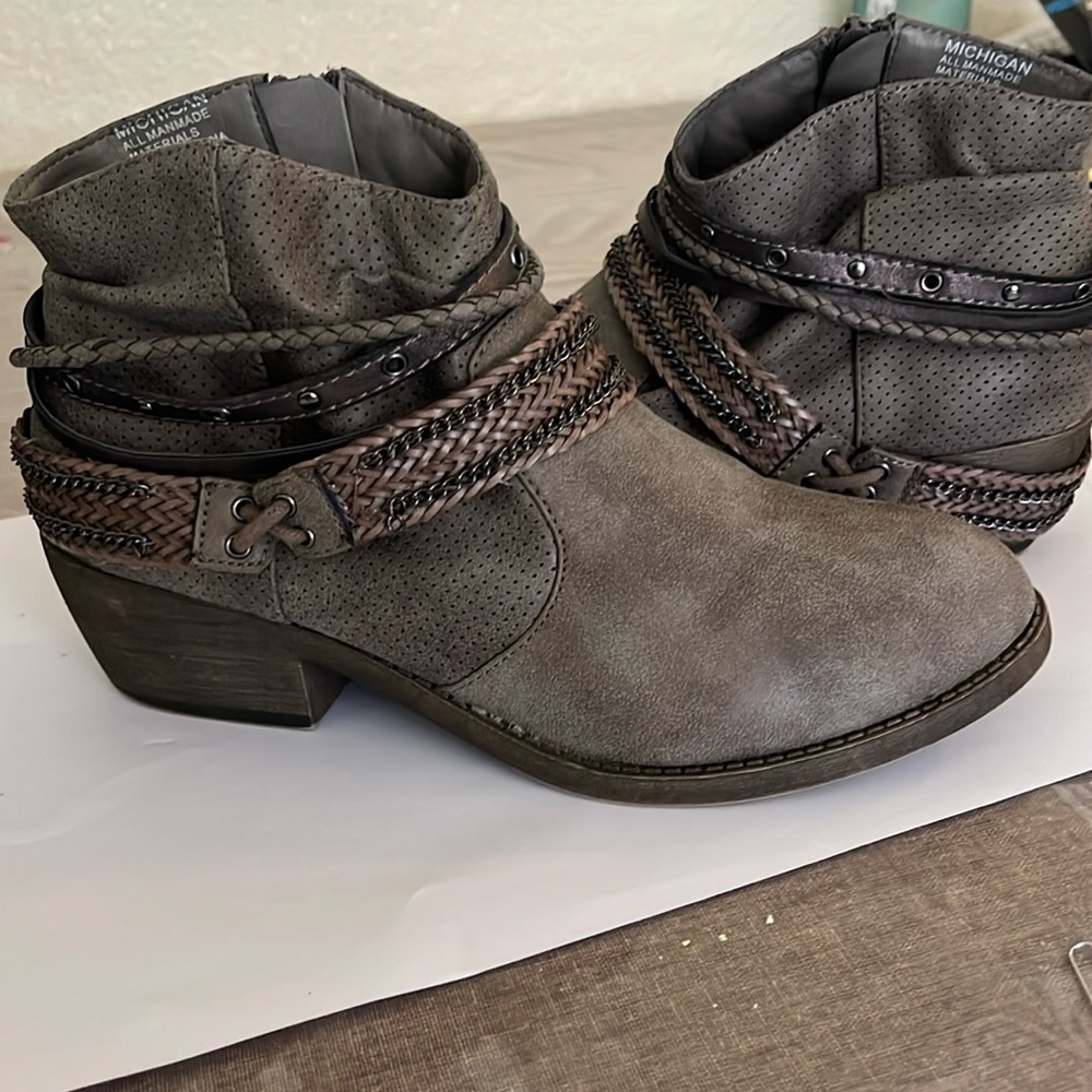 Women’s ankle boots size 8
